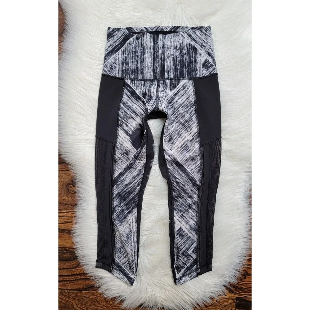 Lululemon Hot To Street Crop Size 4 Heat Wave White /Black Side Mesh Tight